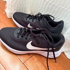 Nike Women's Black and White Athletic Shoes